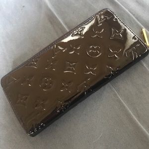 Louis Vuitton Vernis Monogram Amarante Zip Wallet
